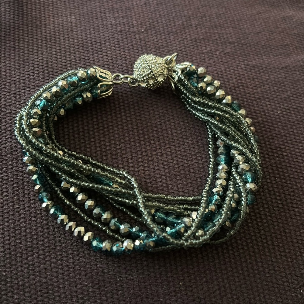 Magnetic closure beaded bracelet